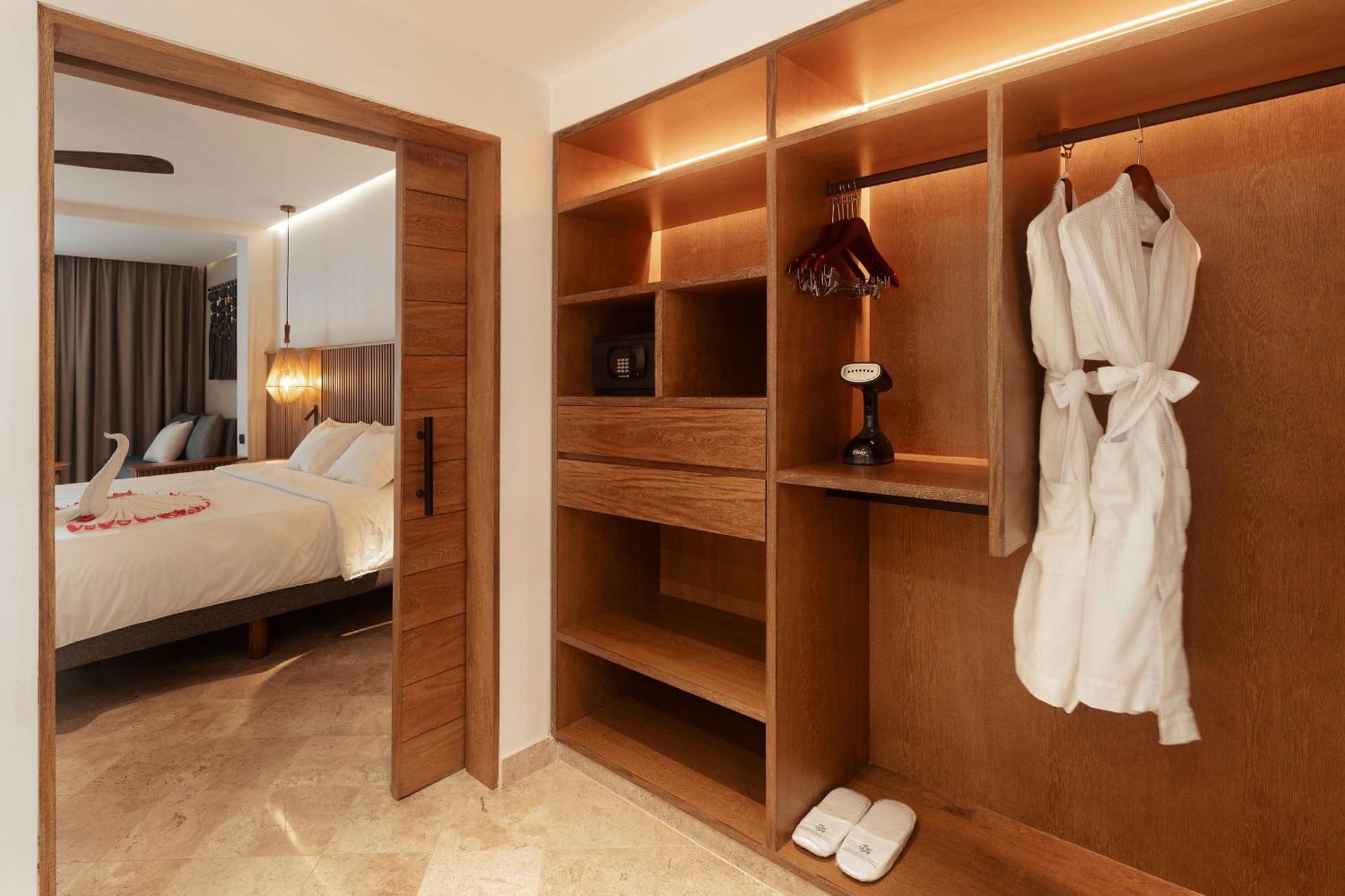 Junior Suite Garden Premium Ocean Front